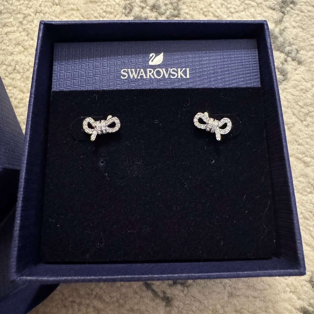 Swarovski Crystal Bow Stud Earrings -- NWT in Original Box ✨